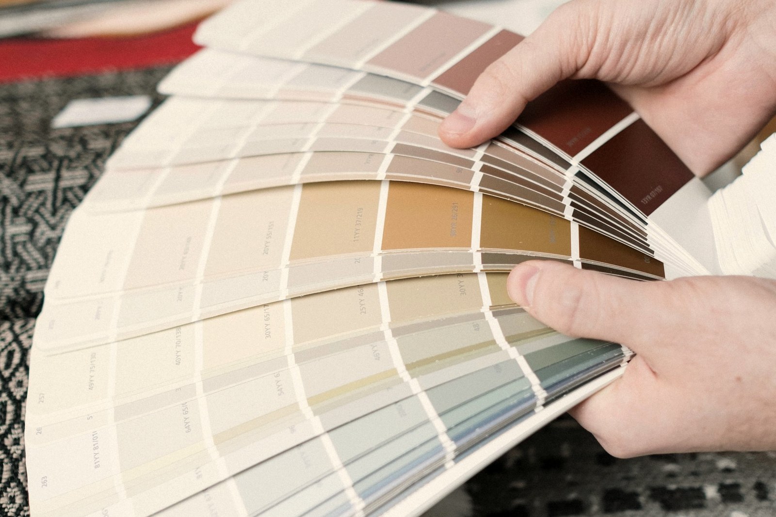 Leque de amostras de tinta com tons neutros e coloridos