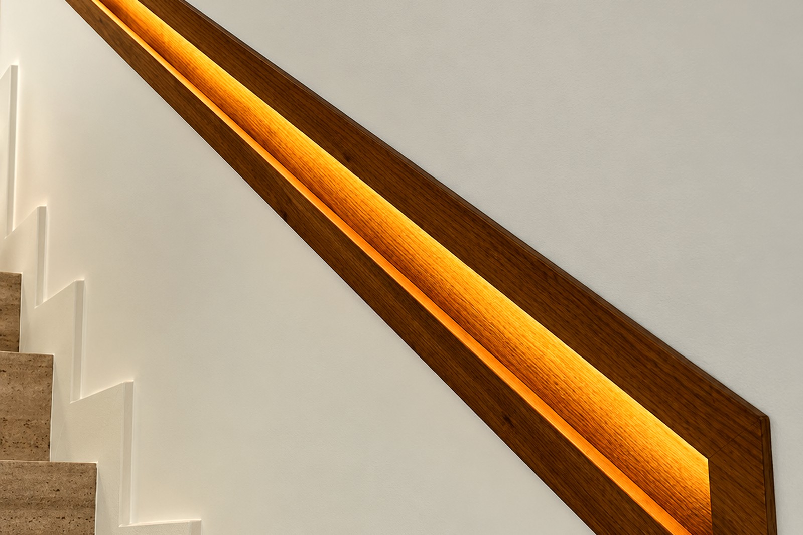 Parede branca com nicho de madeira iluminado servindo de corrimão ao lado da escada