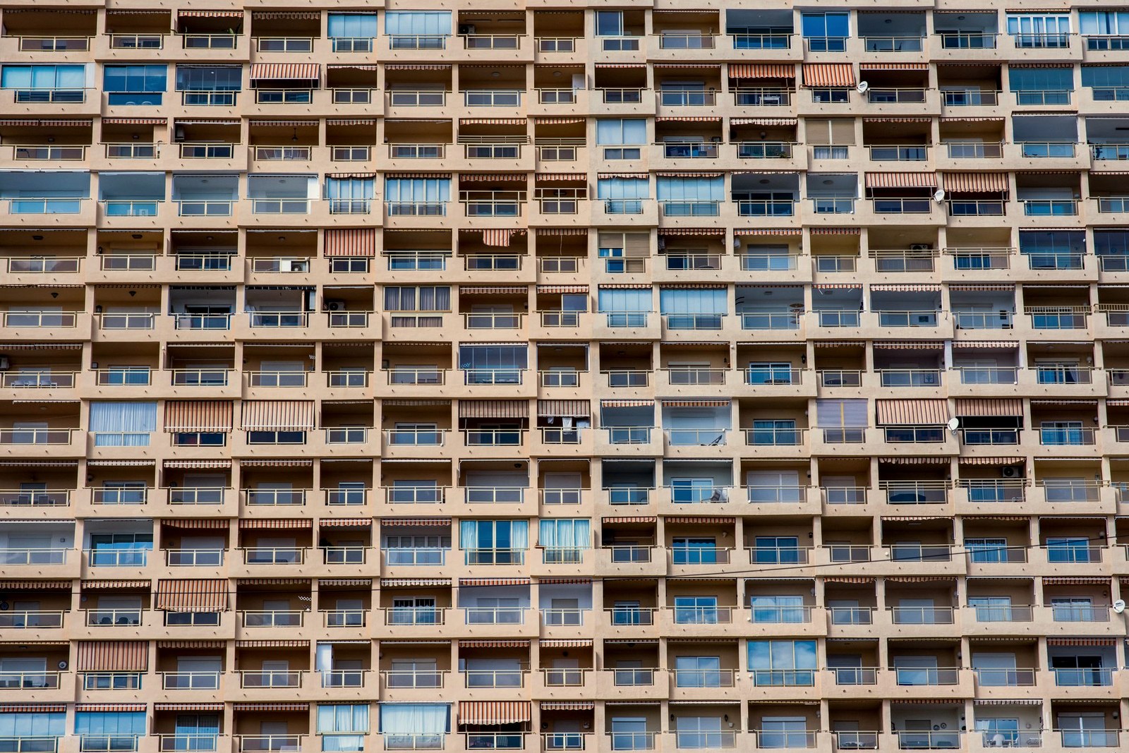 Fachada de um prédio residencial com muitas varandas
