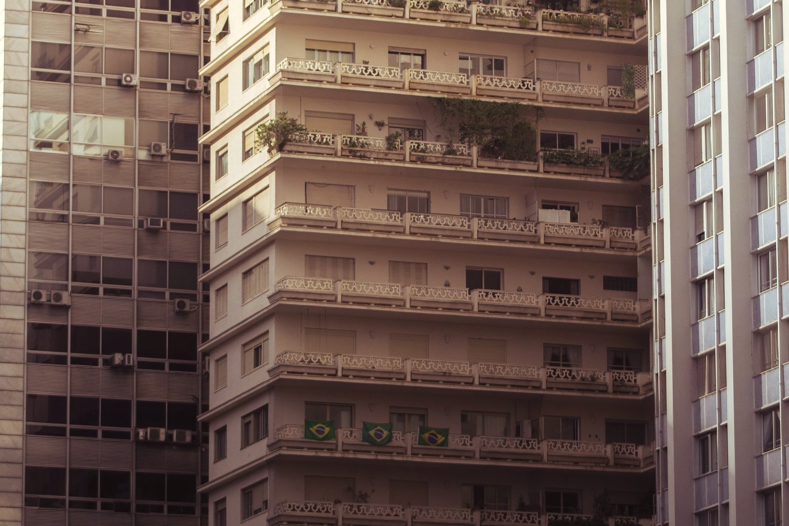 Prédios residenciais com varandas em uma cidade brasileira